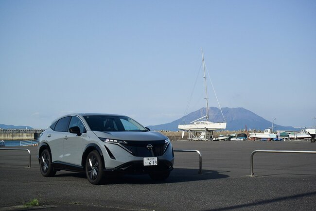 日産アリアB6。背景は桜島