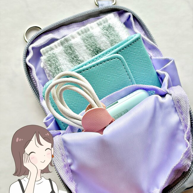 便利すぎて3色まとめ買いした！ダイソーの“財布がわりになるポーチ”お散歩や旅行で大活躍！「ガバッと開いていい」「内ポケットたくさんあって助かる」《購入レビュー》