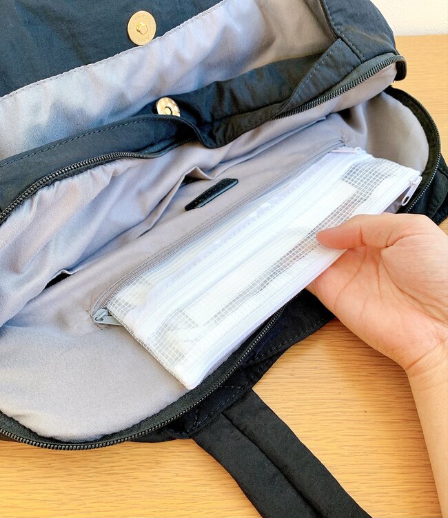 おくすり手帳やカード60枚がすっぽり…！ダイソーの“ぺたんこポーチ”処方薬や病院書類を入れるのにもピッタリ！《購入レビュー》