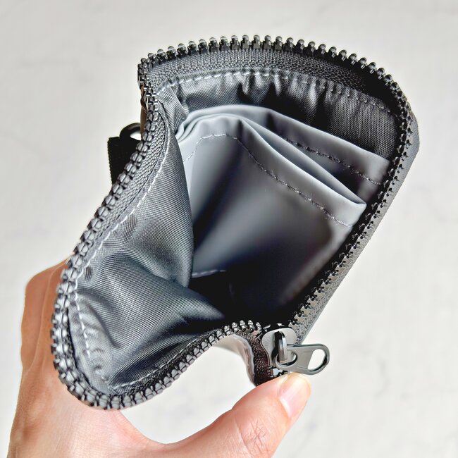 【ダイソー】カードや診察券が40枚も入った!ガバッと開く「ぺたんこ財布」スムーズに会計できて便利《購入レビュー》
