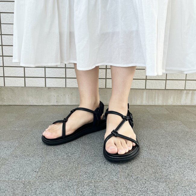 「長時間でも疲れにくい」「色違いも買おうかな」ユニクロの“足の形に合わせられるサンダル”甲高＆幅広でも履き心地バツグン！「サイズの調整が自由にできる」