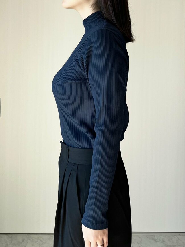 「色違いで5枚買った」ユニクロの“着回しトップス”楽ちんなのに高見えして何枚も欲しくなる!「細見えします!」「毎年購入してる」