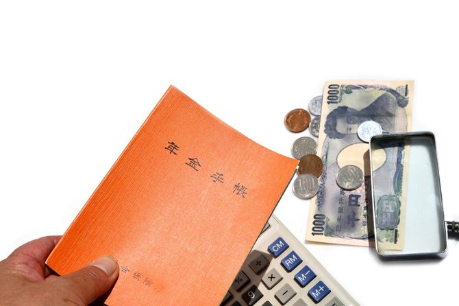 60代前半で「がん」になり働けなくなったら、年金を繰り上げ受給すべきでしょうか?