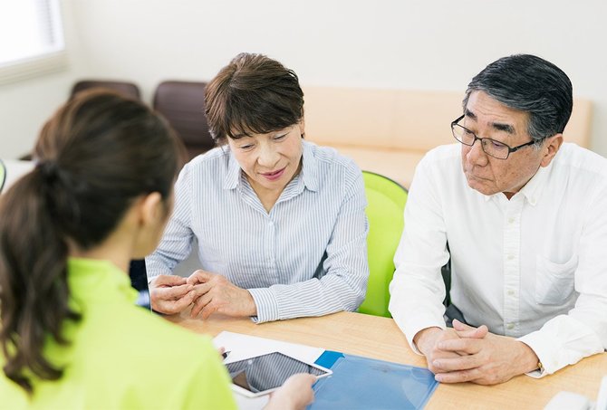 相談する高齢者