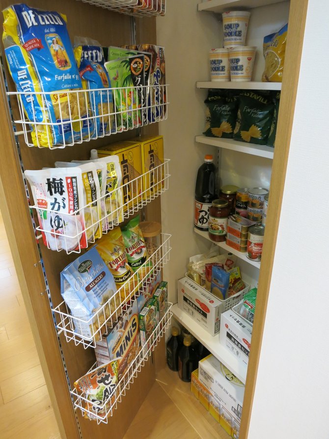 手前に賞味期限が近いものを移動して消費し、新しい保存食を購入して奥に備蓄する「ローリングストック法」。提供:松本氏撮影