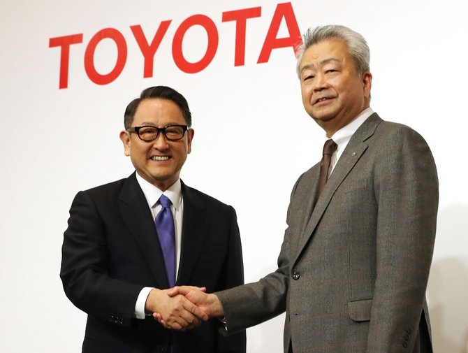 資本業務提携を発表し、記念撮影するトヨタ自動車の豊田章男社長(左)とNTTの澤田純社長