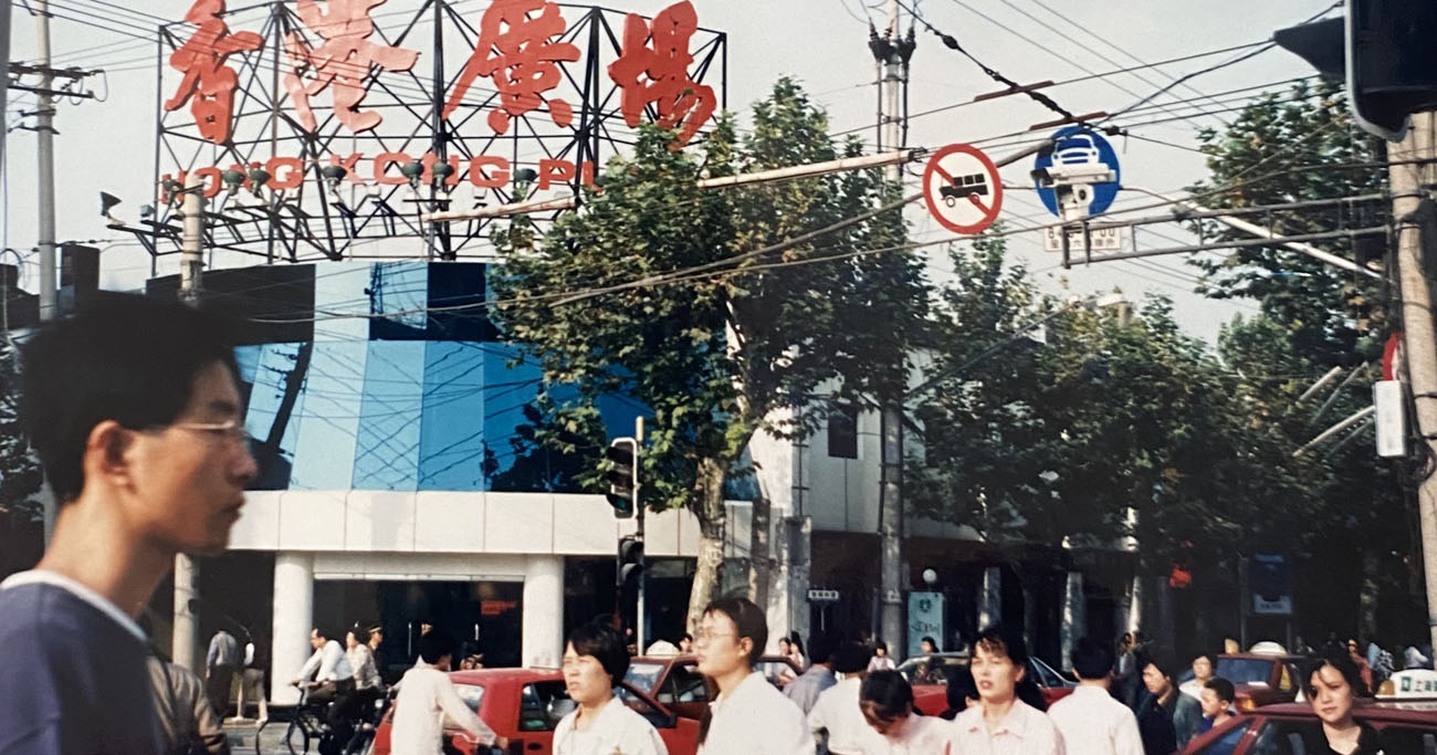 香港返還25年の年に上海封鎖の因縁、中国の2大「制御不能都市」陥落の意味