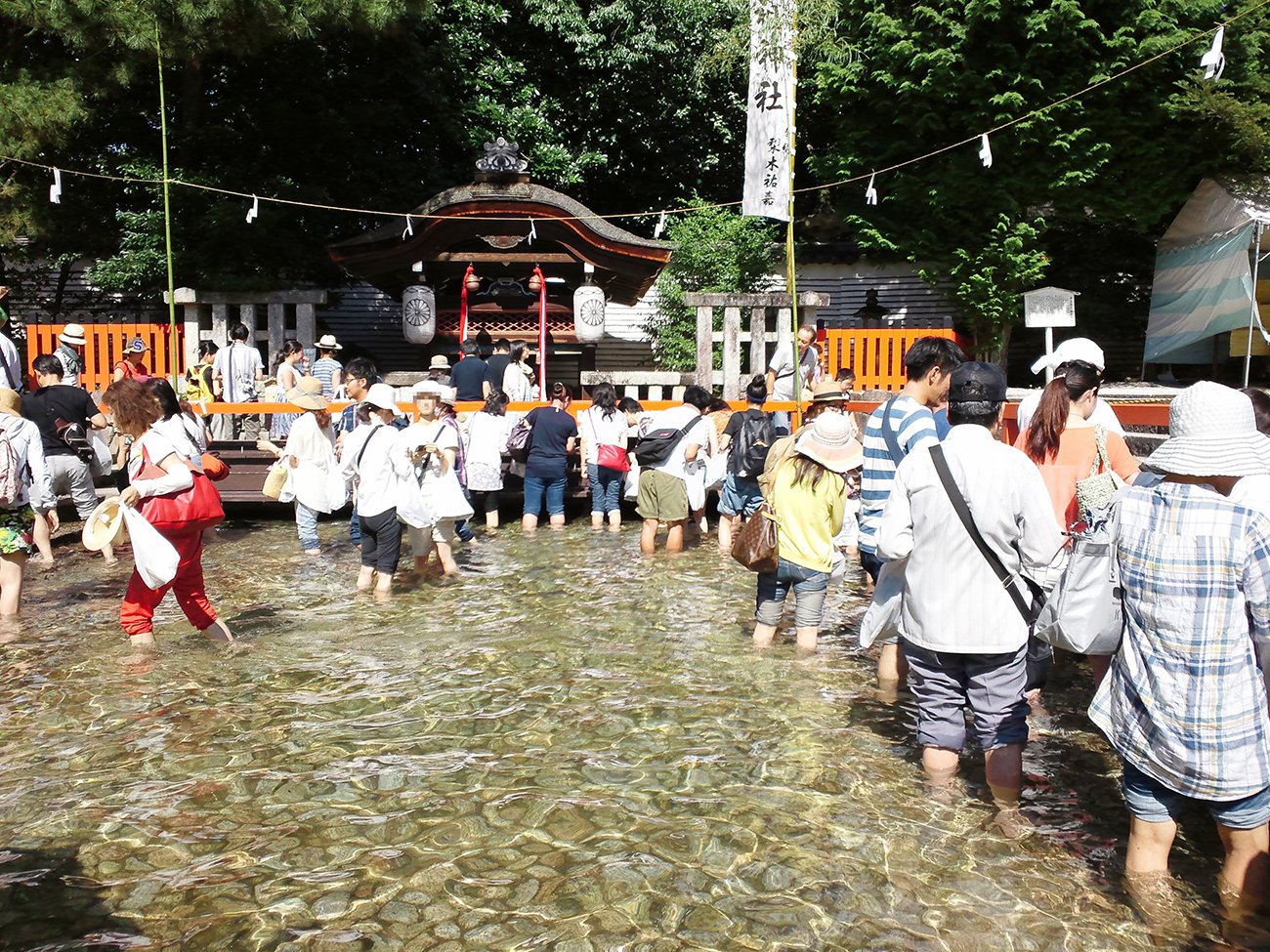 池に足を浸して無病息災を願う御手洗祭(下鴨神社/左京区)