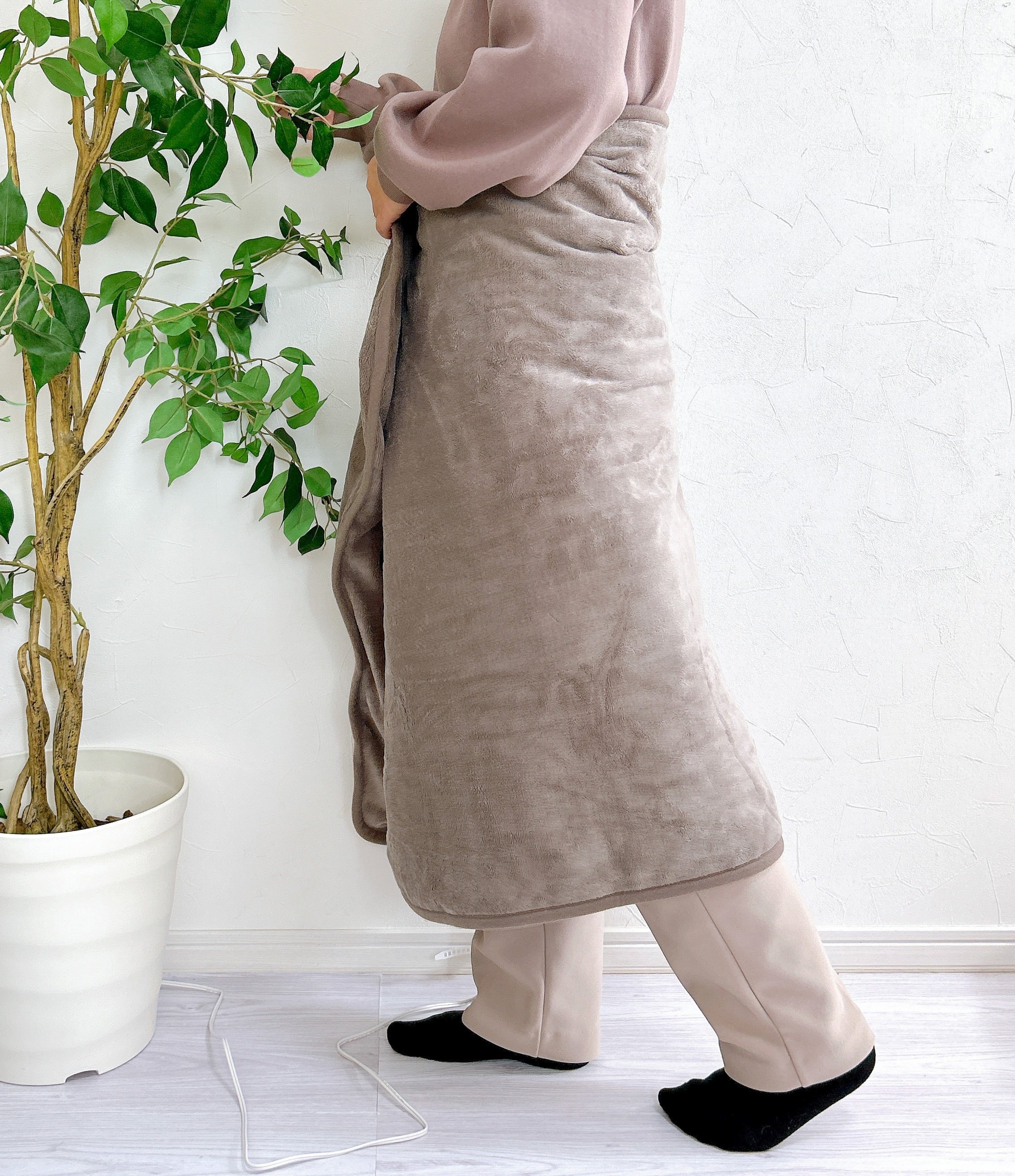 こたつ、いらないじゃん…!無印良品の“ぽかぽかブランケット”サッと羽織るだけで暖かい!「予想以上にあたたまります」「電気代の節約になりそう」