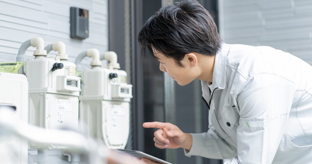 住宅のガスメーターを点検する作業員