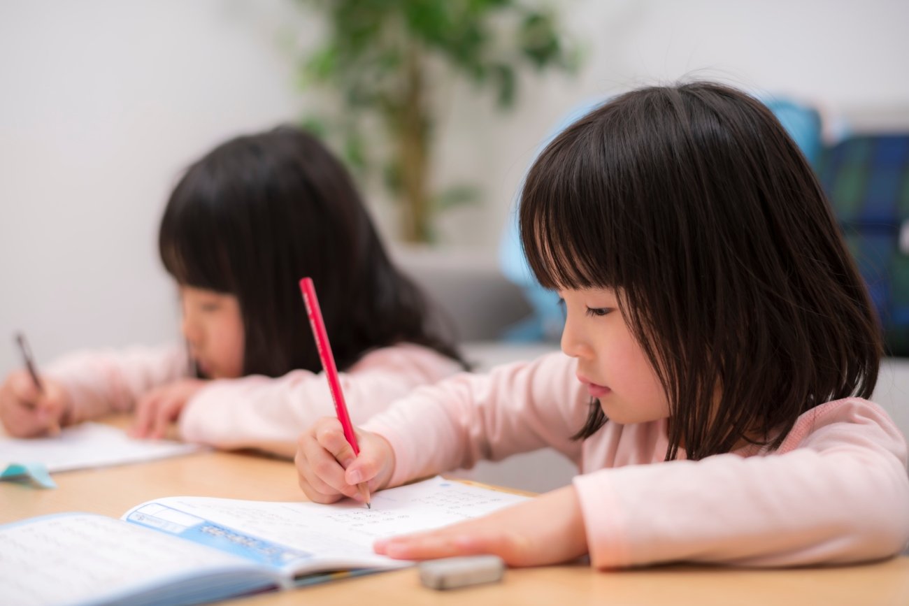 「自分から机に向かう子」の親が言っている口ぐせ・ベスト1【赤ペン先生×安達裕哉】