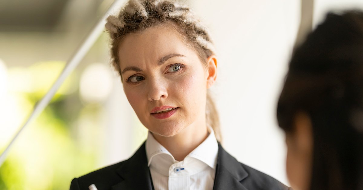 怪訝な顔をする外国人女性