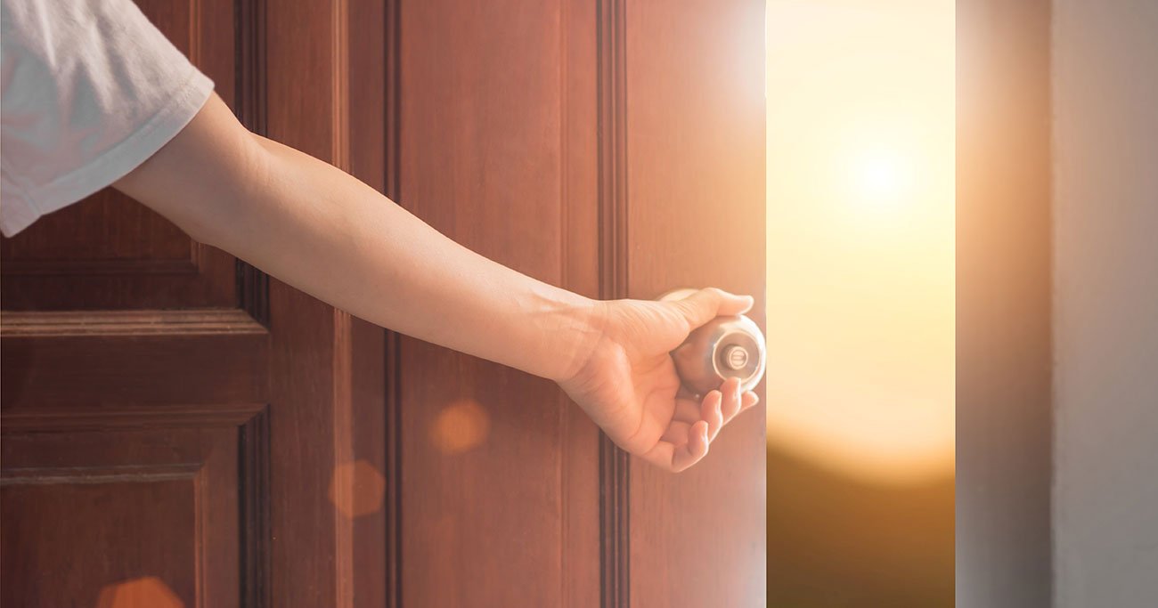 【SNSで「感動…！」と話題】ドブネズミは雨に濡れた仲間を自分の家に招き入れる