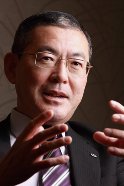 富士重工業 吉永泰之社長インタビュー<br />個性を失えば競争優位性も失う<br />スバルの「トヨタ化」はしない