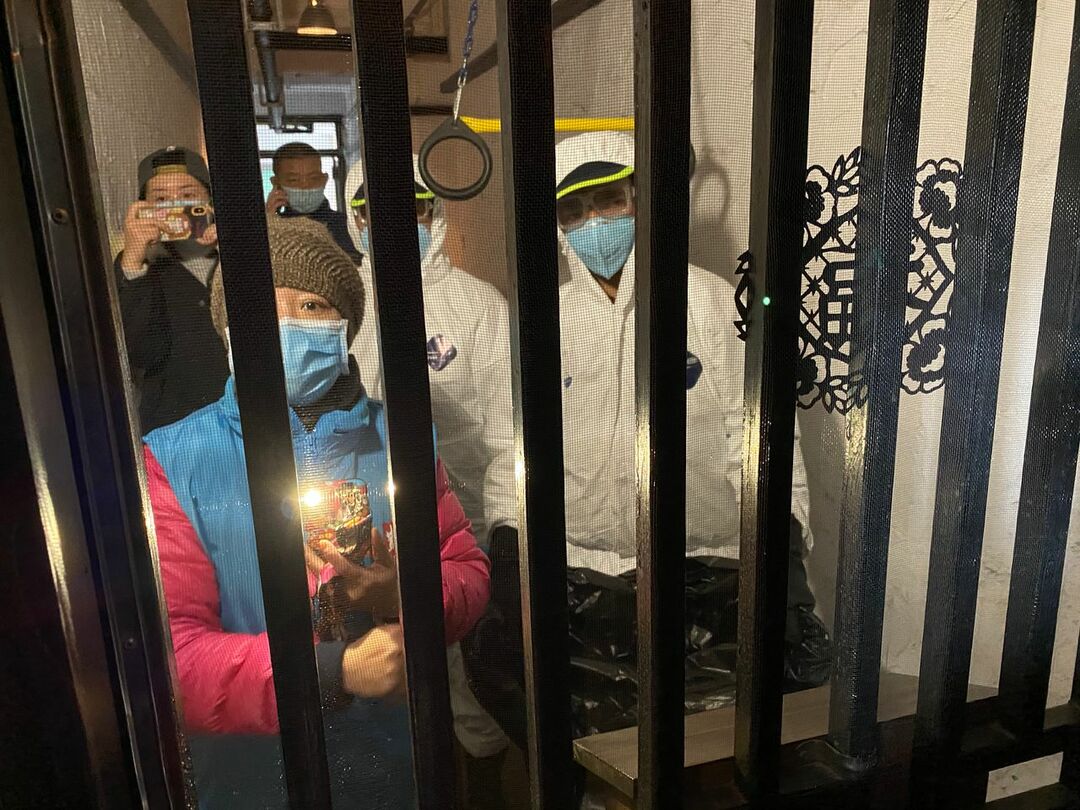 上海の自宅アパートに隔離されたジェームズ・アレディ記者のもとには防護服の市当局者らがごみ収集にやってきた