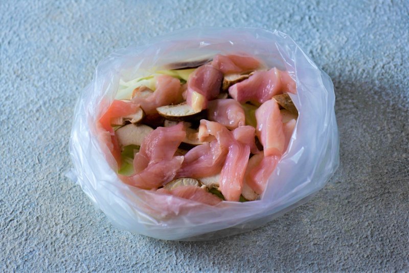 【カンタンなのに極上! レンチンレシピ】<br />生姜とごま油の香りが食欲をそそる!<br />あっという間にできる料亭風うどん