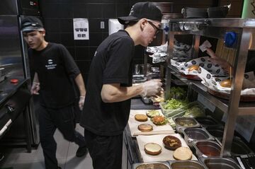 制裁下ロシア、欧米ブランドの模倣広がる