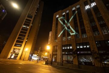 新生ツイッター「X」、広告料金を値下げ