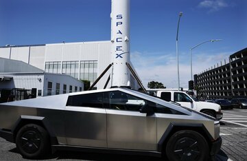 スペースX、IPO前にテスラとの合併観測広がる