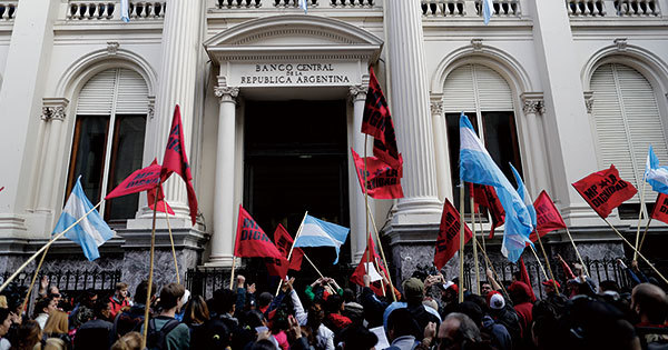 アルゼンチン中央銀行の前で抗議デモ