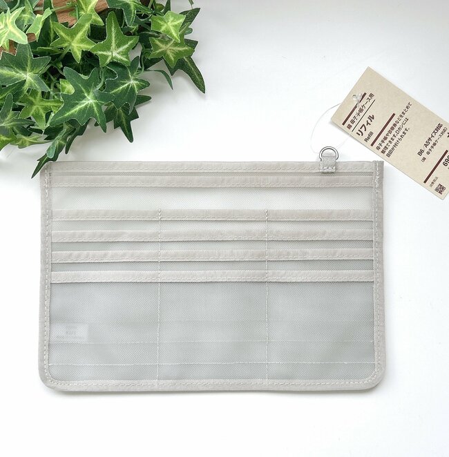 カードや診察券が24枚入った…！無印良品の“天才ケース”サッと受付や支払いができて嬉しい！「これさえあれば忘れ物なし！」「まさに欲しかったやつ」