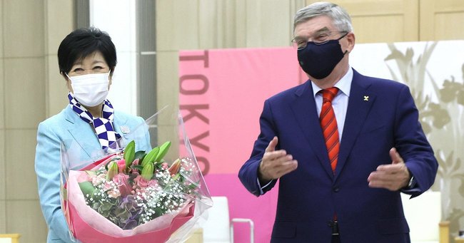 バッハ会長から誕生日をお祝いされる小池百合子東京都知事