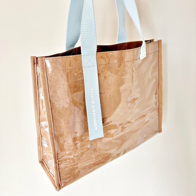 1泊分の荷物が入った…!コメダ珈琲の「めちゃ軽トートバッグ」さりげないメニュー柄がかわいいし、マチ広で収納力バツグン!