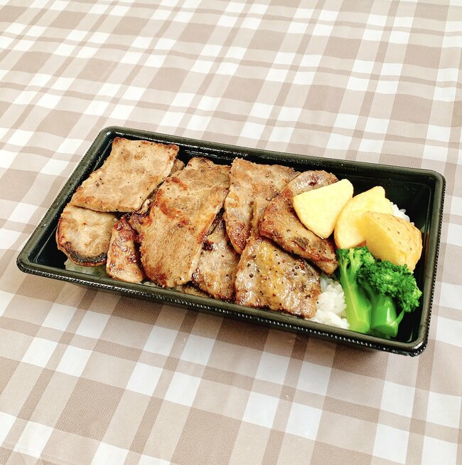 いくらなんでも盛りすぎだよ…！ほっともっとの“お肉たっぷり弁当”フタを開けてびっくりした！「これぞまさにご褒美」「神とさせていただきます」