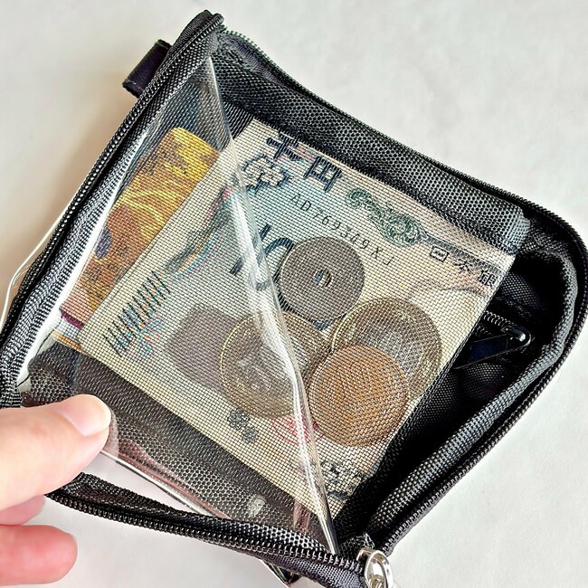 カードや診察券が40枚入った!3COINSの“ぺたんこ財布”ガバッと開くからお会計がスムーズ!「買って正解でした」「かさばらない大きさで使いやすい」《購入レビュー》