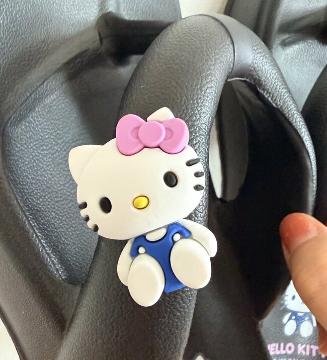 かわいすぎて慌ててカゴに入れた…!しまむら×サンリオの「キティちゃんの大人サンダル」ふかふかで弾むような歩き心地!《購入レビュー》
