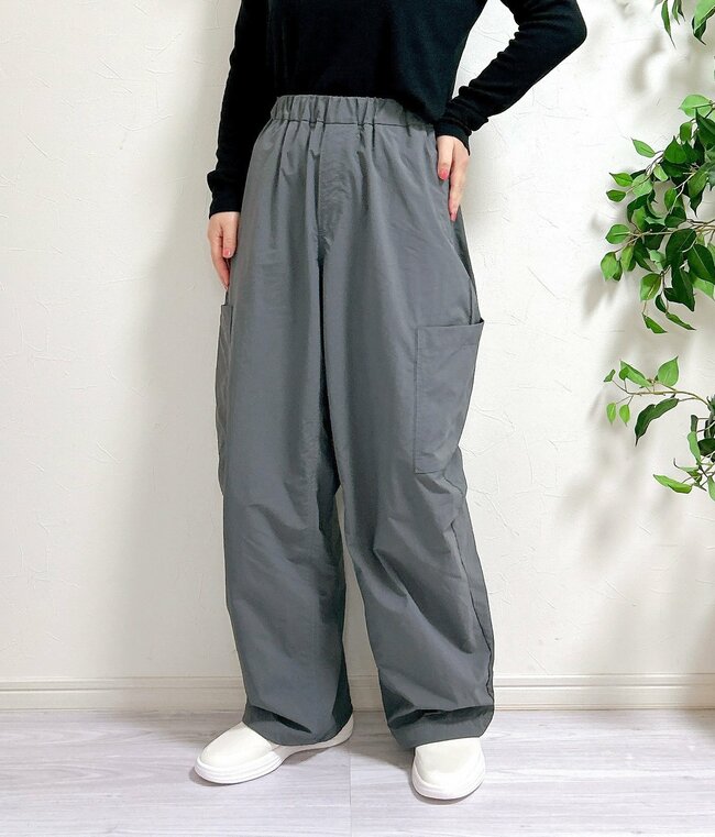 脚の太さが目立ちにくい…！無印良品の“めちゃ軽パンツ”雨の日もガンガン履けて手放せない！「軽くて履きやすい」「大人かわいい」