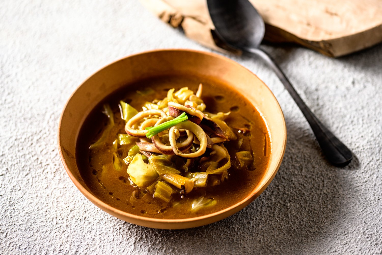 【夏休みはレンチンで何とかする！】料理未経験の男子でもカンタン！イカをカレースープにすると食欲が増す!!イカとキャベツと長ねぎの「カレースープ煮」