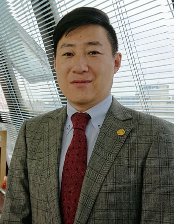 インタビューに応じる「華人時代」会長の呉洲氏