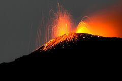 火山噴火予測にAI活用、幅広いデータ統合に活路