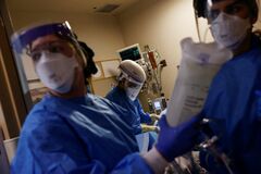 オミクロン株による米死者数、デルタ株を上回る