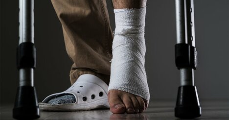 電車で女性客を救ったら…人助けがアダになった50代男性の悲劇
