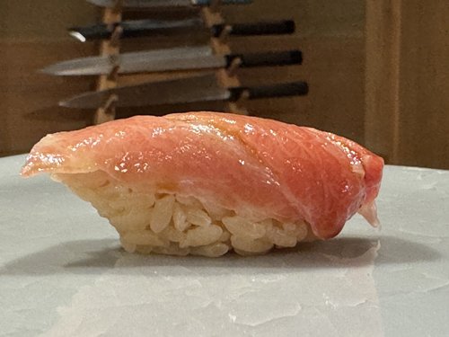 ご覧くださいこの中トロ。鮪の艶と鮨飯の立ち方で、天本の「格」が伝わるでしょう