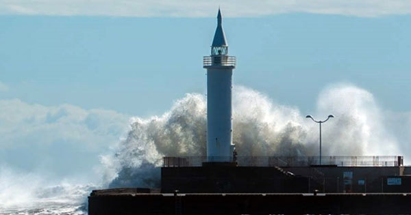 台風の影響で荒波が押し寄せる江の島灯台