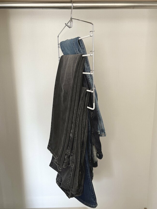 「3本購入しました」ニトリの“天才ハンガー”省スペースに5着も服をかけられる！「クローゼットがスッキリ！」「おすすめです」