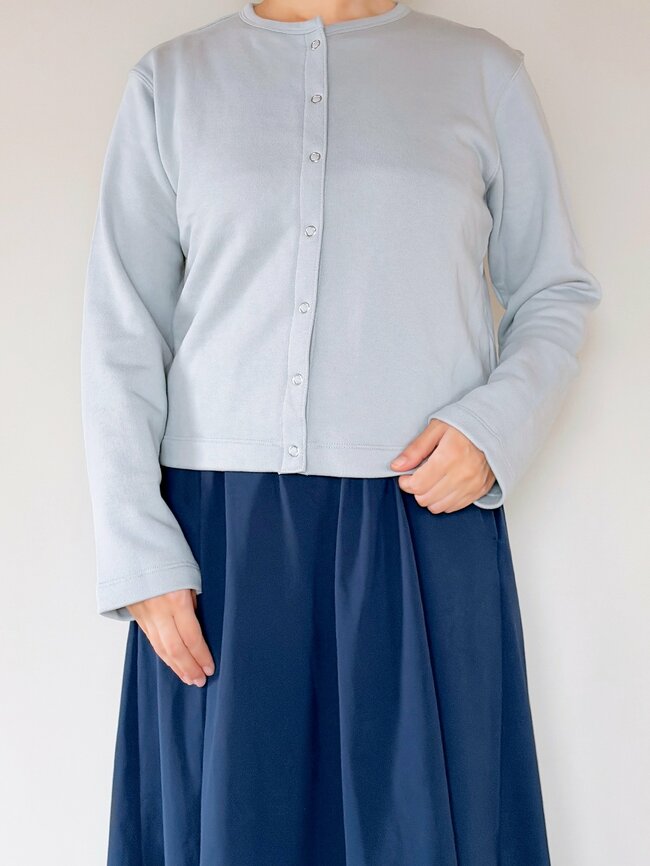 「肉感を拾わなくて助かります」無印良品の“ゆったりカーディガン”楽ちんなのにオシャレなの！「もう1着購入」「季節の変わり目に便利」