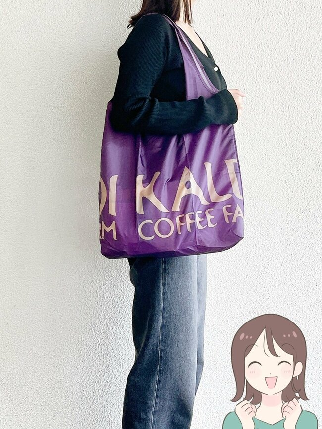 「安すぎん?」カルディの“350円エコバッグ”大容量でたっぷり入るし、デザインが可愛いの!「良い色すぎてもう1個欲しい」「気に入って2つ買い足した」