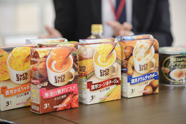 「じっくりコトコト」は1996年に発売を開始。通常の箱タイプに加えて、特にカップタイプは女性のファンを多く獲得している。
