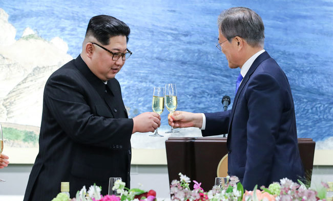 乾杯する金正恩委員長と文在寅大統領