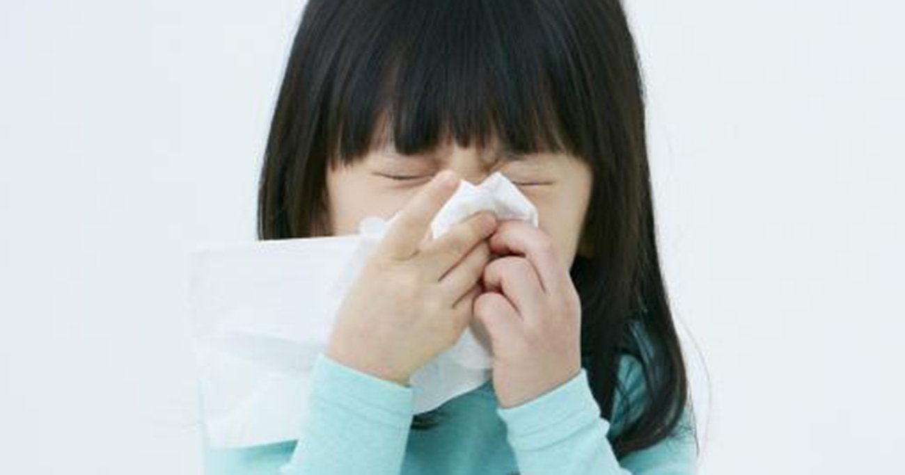 アメリカでもマスク不足、マスクがないとき咳・くしゃみは手のひらでなく「ここ」で押さえる!