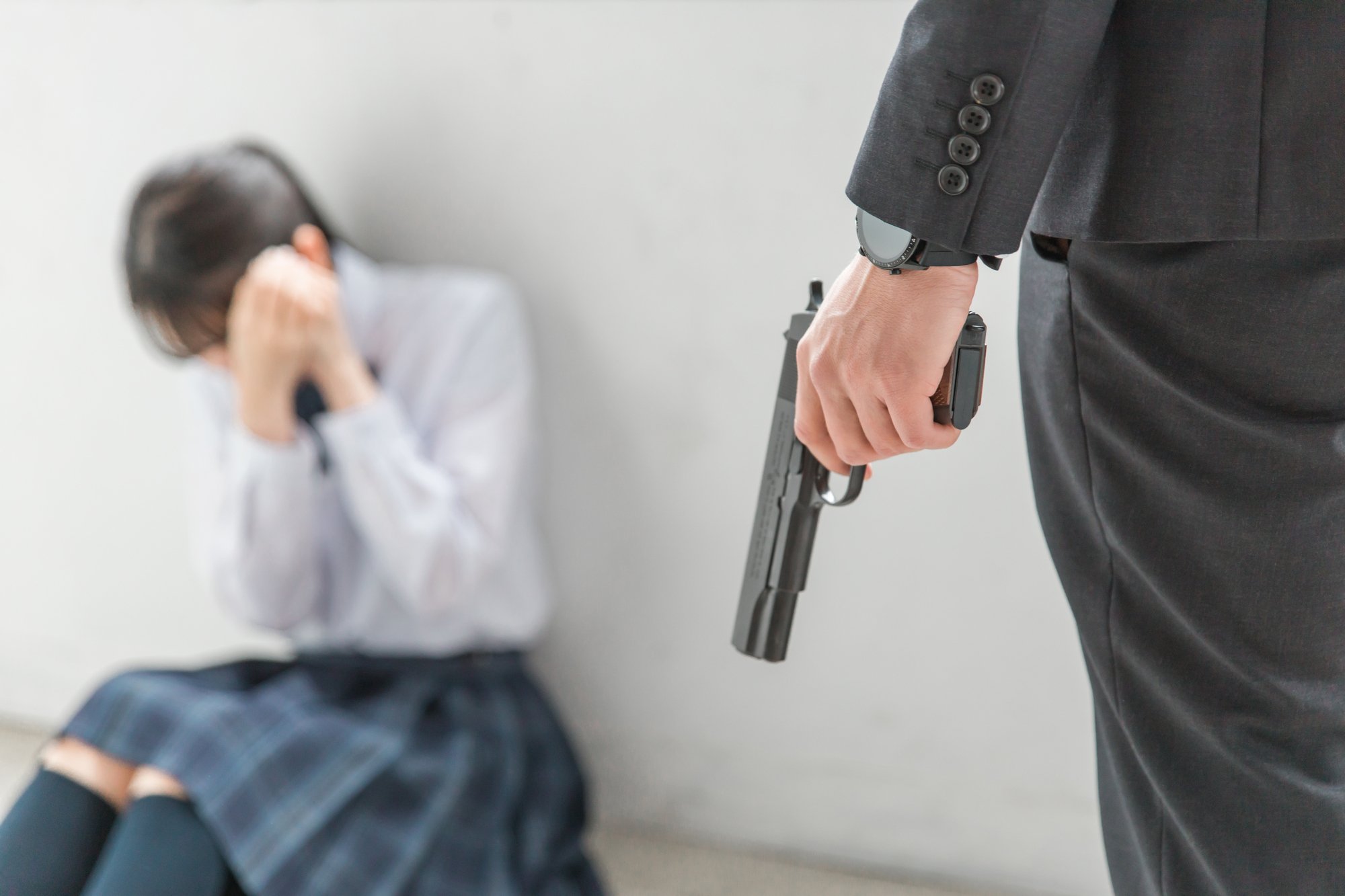 銃で脅される女性
