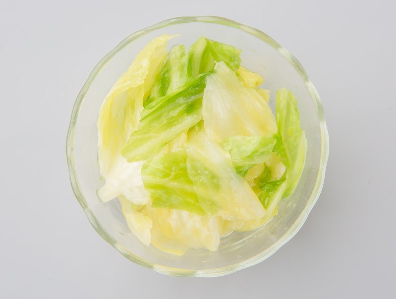 【作っておくと超便利！】一番おいしくて使える「万能塩もみキャベツ」の作り方