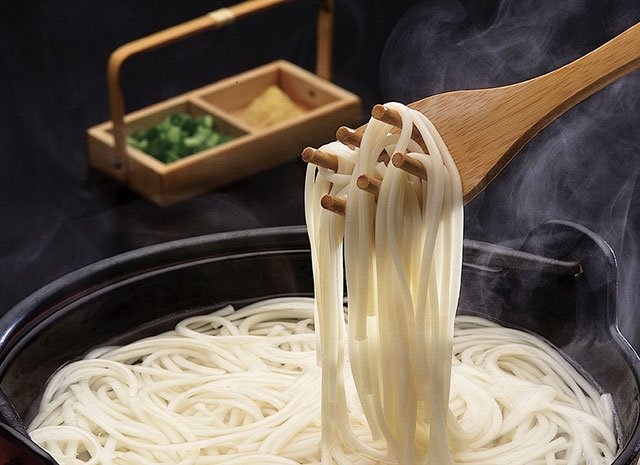 五島うどんはアツアツの地獄炊きで