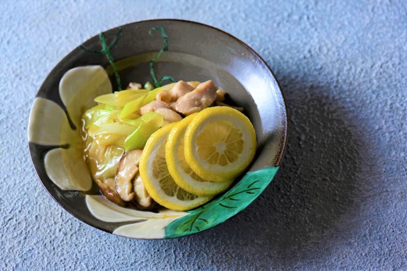 【カンタンなのに料亭風! レンチンレシピ】<br />ふっくらむね肉に甘酸っぱさが合う!<br />さっぱりテイストのレモン蒸し鶏