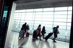 空路で米入国の外国人、コロナワクチン接種を義務化へ