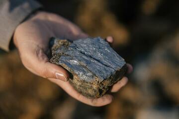 金より貴重？ アラスカでアンチモン採掘ラッシュ